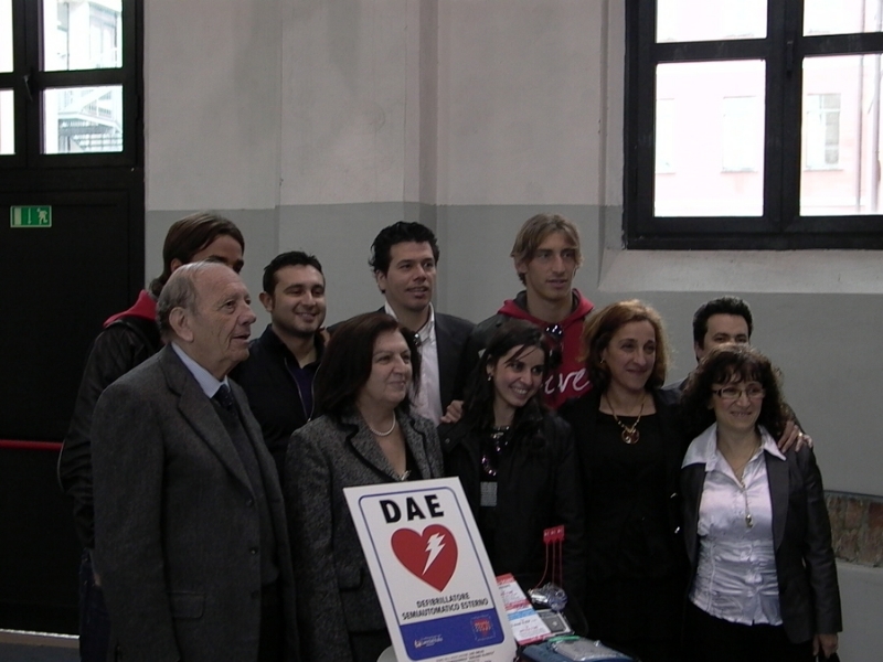 Istituto Professionale Dei Servizi A. Olivetti Brianza per il Cuore - ODV - ETS - Consegna defibrillatore Istituto